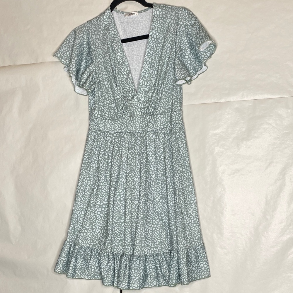 Chic Floral Midi Dress in Soft green